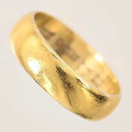 Ring, slät, stl 18¼, bredd 5,5mm, gravyr, repig, 23K Vikt: 6,6 g