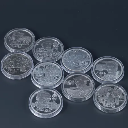 Silvermynt, Ø 36 mm, Kungariket Sverige, etui, 925/1000 silver. Vikt: á ca 27,5g.  Oskar II, Unionsupplösningen 1905. Gustav II Adolf, Sverige Deltar i det 30 åriga kriget. Karl XII, Det Stora Nordiska Kriget 1700 - 1721. Ulrika Eleonora, Ny Regeringsform 1719. Gustav Vasa, Befrielsekriget 1521 - 1523. Johan III, Giftermålet med Gunilla Bielke 1585. Gustav VI Adolf, Regalskeppet Vasa 1961. Konung Carl XVI Gustaf och Drottning Silvia 19 Juni 1976. Carl XVI Gustaf 1973 - 1998, 25 år som Stadschef.