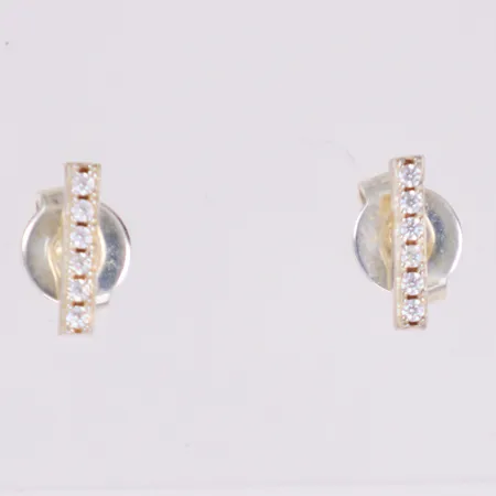Ett par örhängen med vita stenar, längd 7,8mm, 925/1000 silver Vikt: 0,7 g