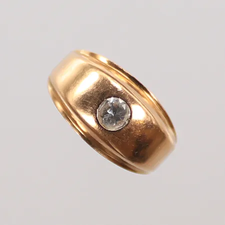Ring med vit sten, stl 17¾, bredd 3,5-10mm, sliten, 18K, 2,2g Vikt: 2,2 g