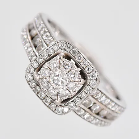 Ring vitguld, diamanter ca 0,75ctv, stl 15¾, bredd ovandel 8,9mm, personligt graverad, etui, 18K  Vikt: 4,3 g
