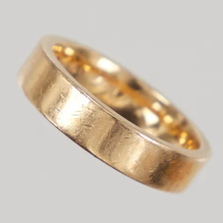 Ring stl 18, bredd 5mm, gravyr, Schalin, 18K Vikt: 8,4 g