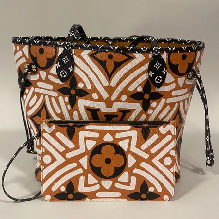 Handväska Louis Vuitton Neverfull, M56584, Crafty Monogram med tillhörande clutch, datumkod 2020, Frankrike, ca 31x15x30cm, dustbag och kvitto från 2020, smärre bruksslitage.  Skickas med postpaket.