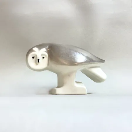 Figurin, Uggla, porslin, formgiven av Lillemor Mannerheim för Arabia och WWF, höjd 15cm, fläckar