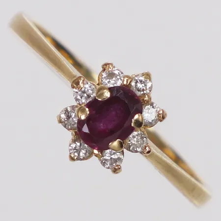 Ring, diamanter 8x0,02ct, troligen rubin, stl 18¼, bredd 2-8mm, 18K  Vikt: 2,3 g