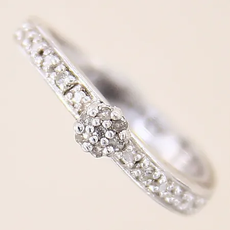 Ring med vita stenar, stl 17¼, bredd 2,5-4,2mm, silver 925/1000 Vikt: 2,6 g