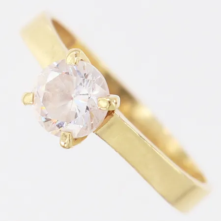 Ring med vit sten, stl: 20, bredd 3,5-7mm, skev/skadad, 14K.  Vikt: 2,7 g