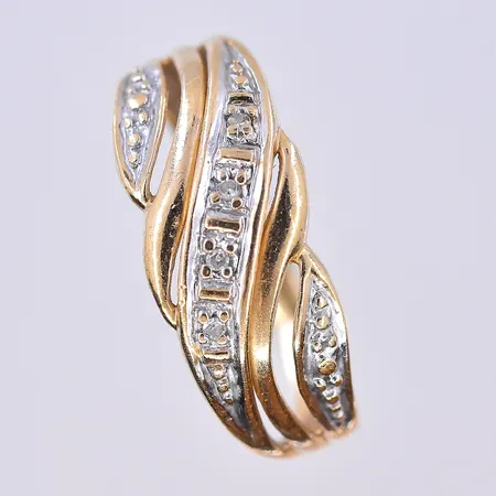 Ring med vita stenar, Guldfynd, stl 15¾, bredd 2-8 mm, något skev, 18K. Vikt: 1,9 g
