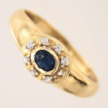 Ring med blå samt vita stenar, stl 17, bredd 2-7mm, bucklig, sten saknas, 18K Vikt: 1,9 g