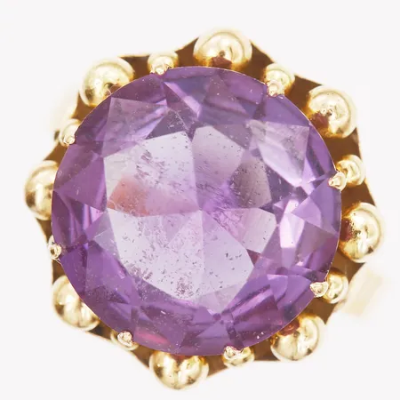 Ring med en färgväxlande syntetisk safir ca. 7,5ct, stl: 16¾, bredd: 2-16mm, utländska stämplar, 18K guld.  Vikt: 6 g