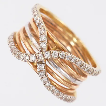 Ring med diamanter ca 56 x 0,01ct, stl: 16½, bredd 9mm, bucklig/skev, trefärgat 14K.  Vikt: 4,5 g