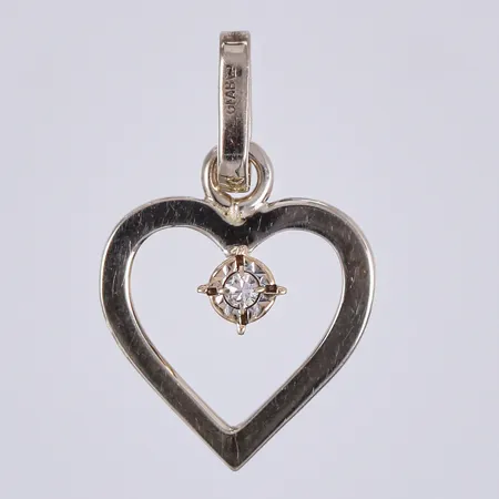 Hänge med diamant ca 1x0,01ct, 8/8-slipning, GFAB, längd ca 18mm, bredd ca 12mm, 18K Vikt: 0,7 g