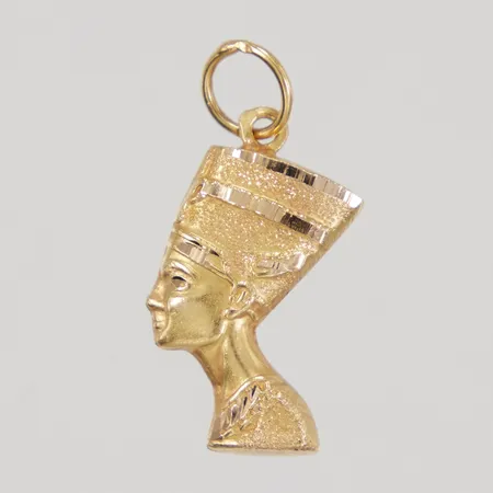 Hänge, längd inklusive ögla 29mm, bredd 14mm, Nefertiti, 18K, Vikt: 1,7 g