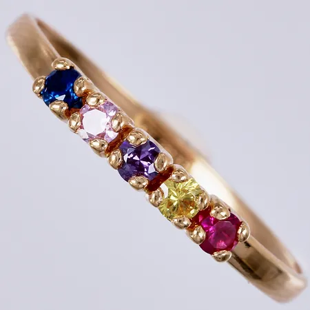 Ring med syntetiska stenar, stl: 19¼, bredd ca 1-2mm, 18K Vikt: 0,7 g