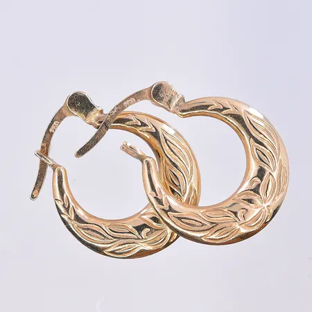 Ett par örhängen, Ø8 mm, bredd 2 mm, 18K. Vikt: 1,2 g