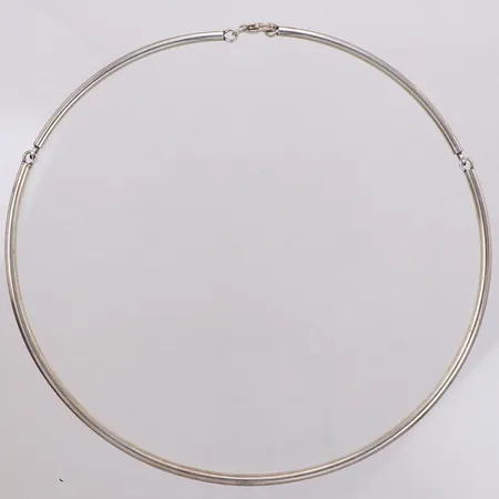 Collier, halvstelt, Ø14cm, bredd 3,4mm, 925/1000 silver Vikt: 13,7 g