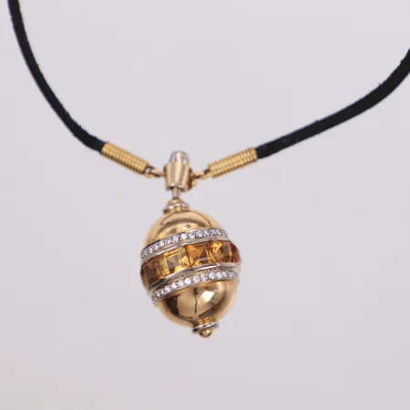 Hänge med troligen citriner och briljantslipade diamanter 68xca0,01ct, längd 39mm, bredd 19mm, år 1993, tillhörande läderrem med delar i 18K, bruttovikt 23,2g Vikt: 15,4 g