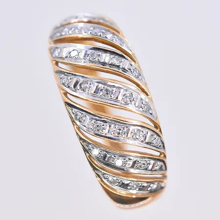 Ring med vita stenar, stl 18½, bredd 2-8 mm, 18K. Vikt: 3 g