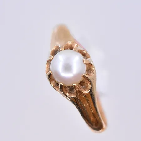 Ring med pärla, stl 17¼, bredd 2-7 mm, pärlans Ø5 mm, 18K. Vikt: 2,7 g