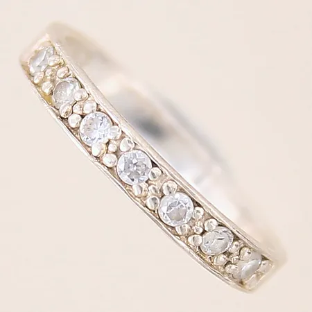 Ring med vita stenar, stl 17¼, bredd 2,5-3mm, silver 925/1000 Vikt: 1,7 g