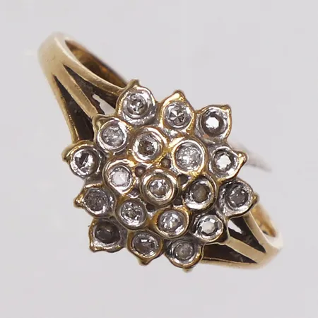 Ring, åttkantsslipade diamanter 0,15ct enligt gravyr, stl 16¾, bredd 2-12mm, skev skena, 18K Vikt: 2,5 g