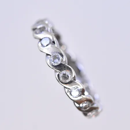 Ring med vita stenar, stl 17½, bredd 4 mm, vitguld, 14K. Vikt: 3,5 g