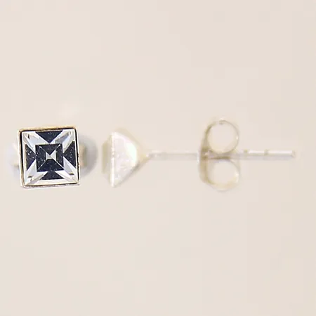 Ett par örhängen med vita stenar, 4,4x4,4mm, silver 925/1000 Vikt: 0,4 g