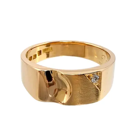 Klackring, herrmodell, 18K guld, massiv, delvis matterad, Diamant 0,03ct, Guldsmed Björn Nilsson AB (GBON), Kristianstad, Ø19¾ mm, bredd 4 - 7,5 mm, mycket fint skick, borttag av gravyr ingår Vikt: 9,7 g