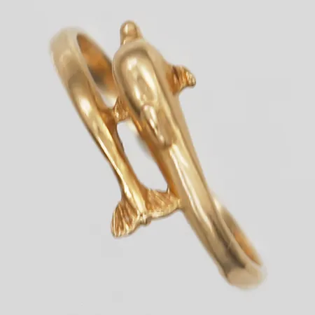 Ring med delfinmotiv, GFAB, stl: 18, bredd: 2 - 9 mm, 18K guld. Vikt: 1,8 g