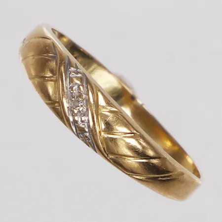 Ring, diamant 1 x ca 0,0025ct, stl 18, bredd 2-4,5mm, skev, 18K Vikt: 1,4 g