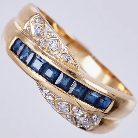 Ring med dia ca 4x0,005ct samt safirer, stl: 16½, bredd: ca 2-7mm, 18K  Vikt: 3,1 g