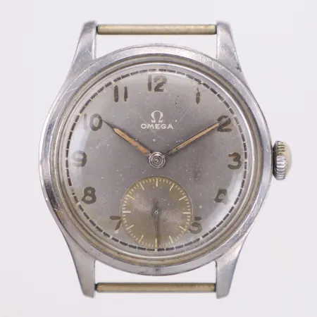 Herrur Omega, manuell, stål, liten sekundvisare, boett-nr 23834, verk-nr 11121553, skadad urtavla, hack i boett, repig, slitage, inga tillbehör