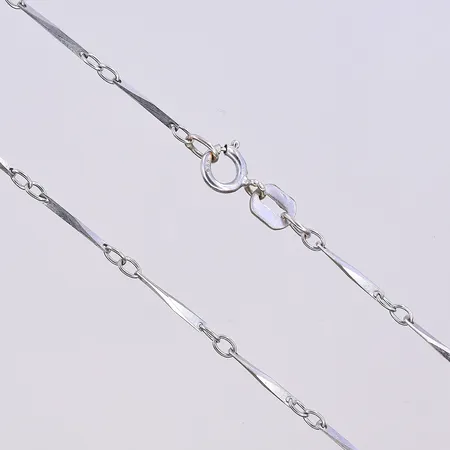 Kedja, längd 41,5 cm, bredd 1 mm, vitguld, 14K. Vikt: 2 g