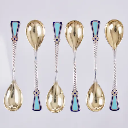 6 kaffeskedar devis förgyllda med färgad emalj, längd ca 13,5cm, bredd ca 4-30mm, emalj i bra skick, silver 916/1000 Vikt: 140,4 g