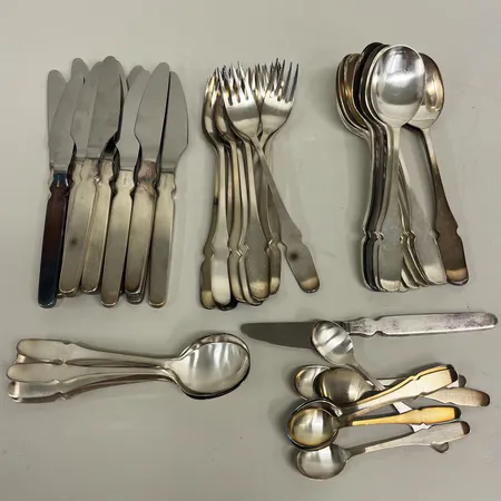 Bestickuppsättning, modell Sjösala, design Sigurd Persson, GAB, 1970-tal, 8 kaffeskedar, 10 dessertskedar, 12 skedar, längd 18cm, 12 gafflar, längd 18cm, 12 knivar med rostfria blad längd 19,5cm, 1 kniv med rostfritt blad, längd 17cm. 830/1000 silver. Bruttovikt 2398,5g Vikt: 2398,5 g