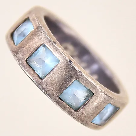 Ring med blå stenar, stl 16¾, bredd 7mm, gravyr, silver 925/1000 Vikt: 9,3 g