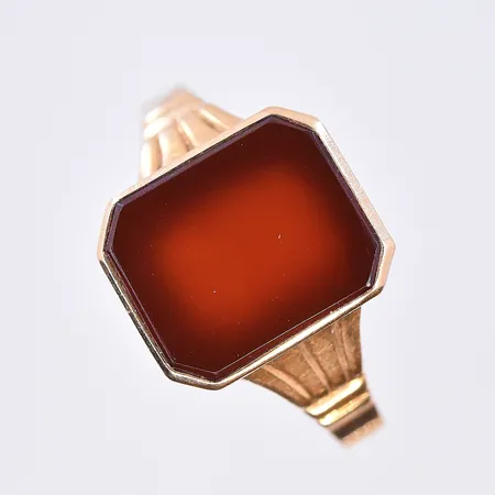 Klackring med brun sten, stl 19, bredd 2-12 mm, 18K. Vikt: 2,9 g