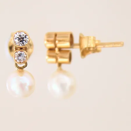 Ett par örhängen med sötvattenspärlor samt vita stenar, 13x5,5mm, 18K Vikt: 2 g