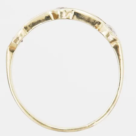 Ring med vita stenar, stl: 16¾, bredd: 1,5 - 4 mm, sten något lös, 14K guld. Vikt: 1,2 g