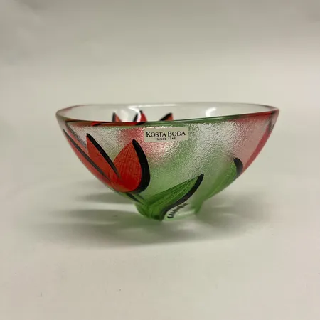 Skål, höjd 7cm, Ø14cm, Tulipa, signerad Ulrica Hydman Vallien, etikettmärkt Kosta Boda, handmålat klarglas Skickas med paket.