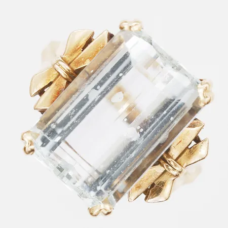 Ring med smaragdslipad akvamarin, ca 8,35ct, stl: 16¼, inventarienr: 253900, 18K guld Vikt: 7 g