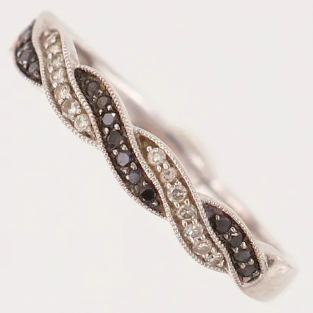 Ring med svarta diamanter 18 x 0,01ct, vita 8/8-slipade diamanter 18 x 0,01ct, stl: 19, bredd 2-3,5mm, vitguld 18K.  Vikt: 2,6 g