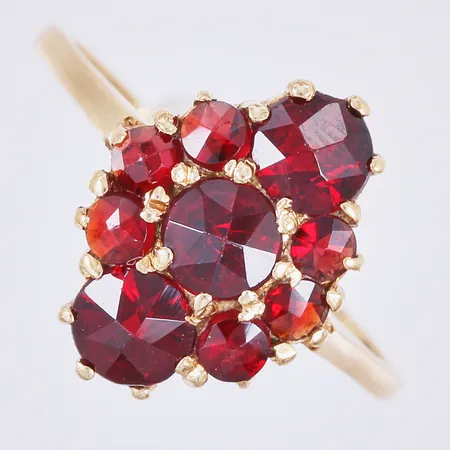 Ring med granat, graverad, stl. 15½, bredd: ca 1-13mm, 18K Vikt: 1,9 g