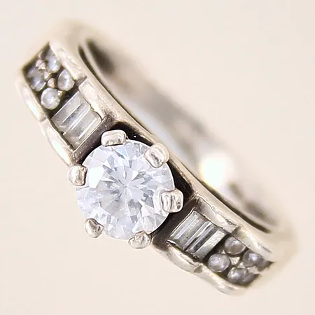 Ring med vita stenar, stl 16½, bredd 2,5-6,5mm, skev, silver 925/1000 Vikt: 3,9 g