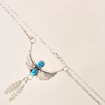 Collier med turkosa stenar, längd 45-46cm, bredd 2,5-6mm, hänget 8,5cm, silver 925/1000 Vikt: 15,5 g