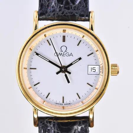 Damur Omega, datum, quartz, Ø23 mm, graverad boett, svart läderband, etui och ytterkartong, 18K. Bruttovikt 16,9g.
