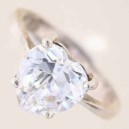 Ring med vit sten, hjärta, stl 18, bredd 3-10mm, GHA, silver 925/1000 Vikt: 4,7 g