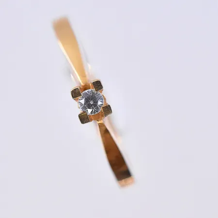 Ring med vit sten, stl 16½, bredd 2 mm, 18K. Vikt: 1,5 g