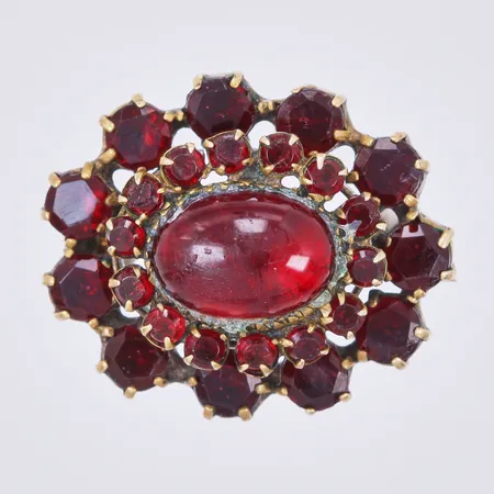 Brosch med granater, längd: ca 2,5cm, bredd: ca 10-20mm, gulmetall Vikt: 5,5 g