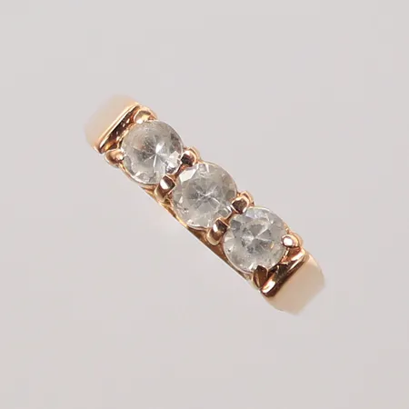 Ring med 3 vita stenar, stl 17, bredd 2-4mm, slitna stenar, 18K, 4,3g Vikt: 4,3 g